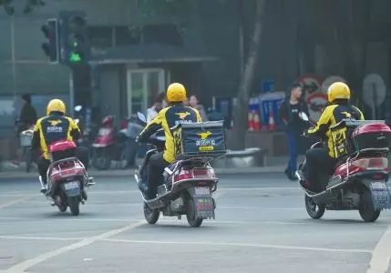 外卖小哥跑腿送红酒被骗488元,到底是怎么回事?