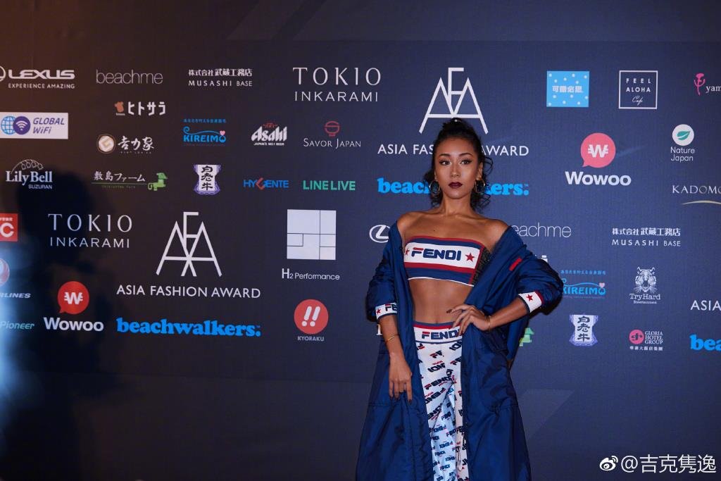 吉克隽逸超女时的早期照片吉克隽逸爸爸是黑人吧