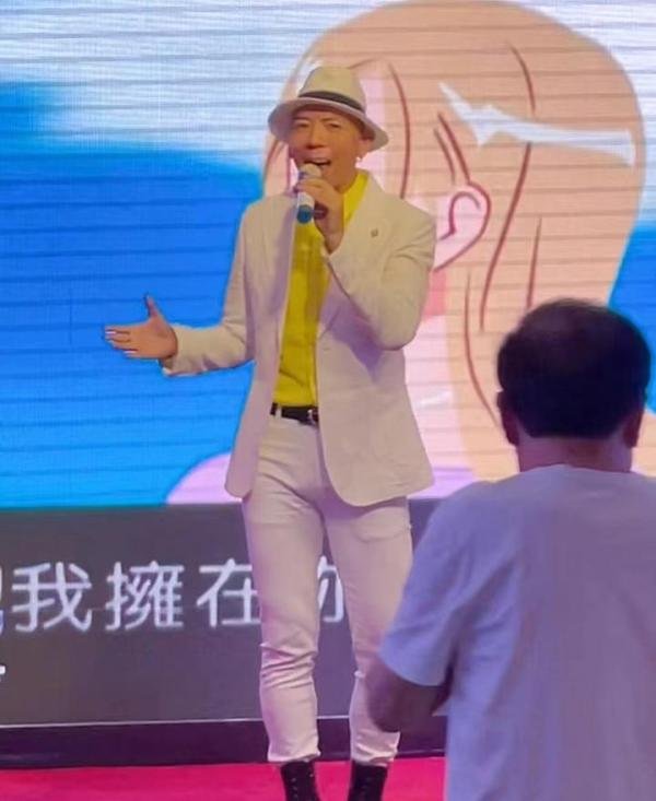 焦作市济源商会换届 歌手聂琳峰应邀助力献唱