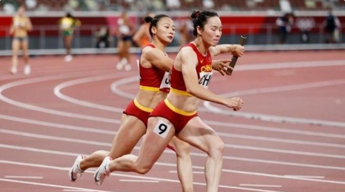 脚踩风火轮的女人是什么意思