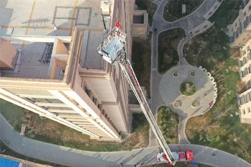 居民下楼做核酸忘带钥匙用云梯回家，此举存在哪些安全隐患呢？