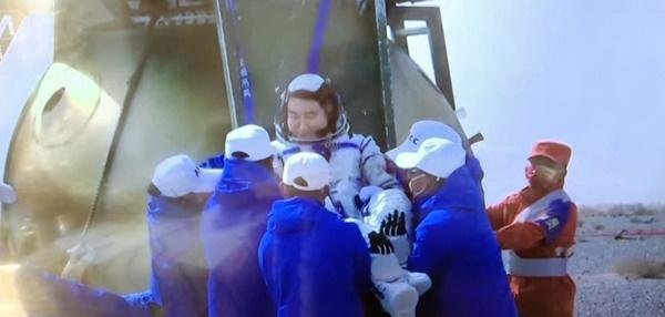 直播神十三航天员出舱 这是咋情况？