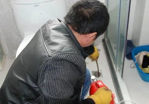 男子请工人疏通下水道,竟被收1600元,疏通下水道价格这么贵吗?