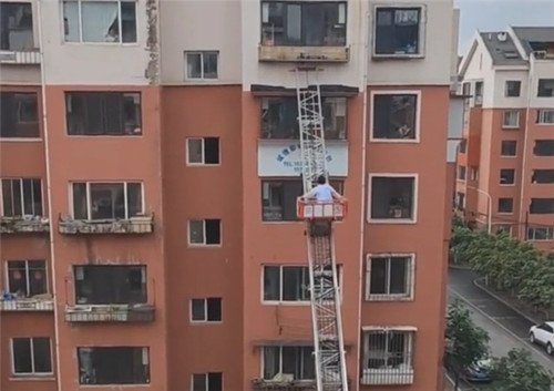 居民下楼做核酸忘带钥匙用云梯回家,此举存在哪些安全隐患呢?