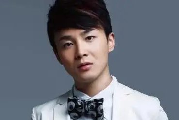湖南卫视有个男主持人，小小的，有时候代班快乐大本营是谁？
