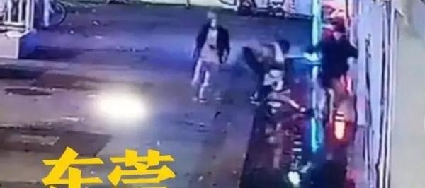 凌晨下班回家路上，两名女子莫名被多名男子殴打