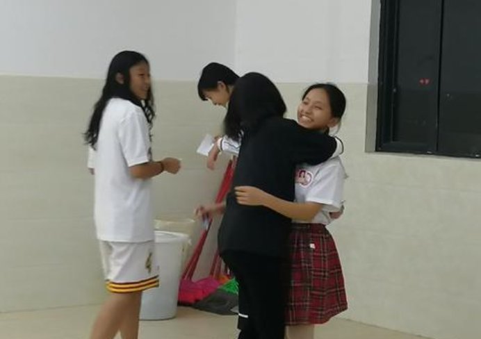 男子卖掉女友儿子又卖亲生女儿惹众怒，他的行为涉嫌哪些罪名？