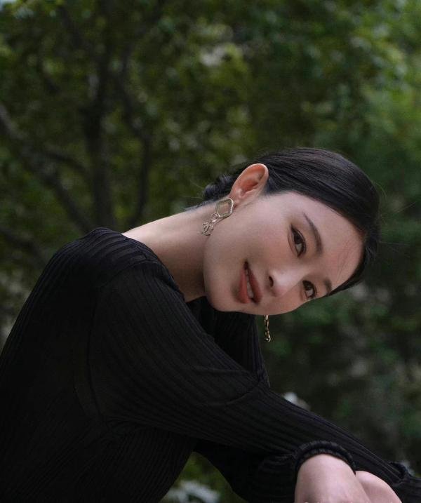 张俪是“笨蛋美女”实锤 37岁至今未婚 成名道路坎坷