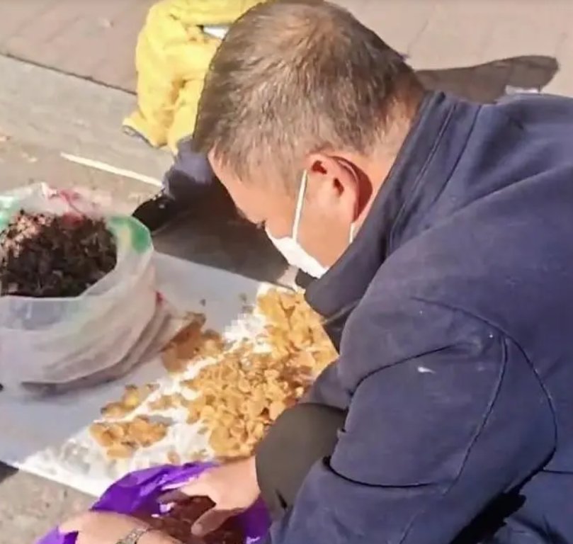 单亲妈妈带女儿卖干菜，男子心酸全买下，共情和作秀到底该关注哪个？