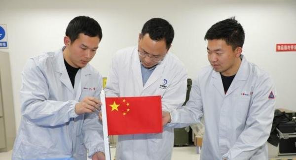 在月球亮相的这面“织物版”国旗不简单！