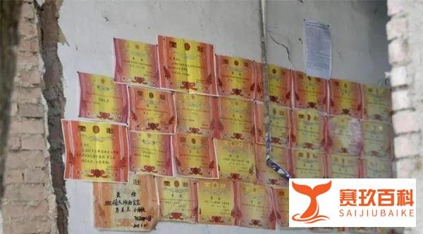 地震后房子塌了，贴着姐妹俩39张奖状的墙还“站着”……