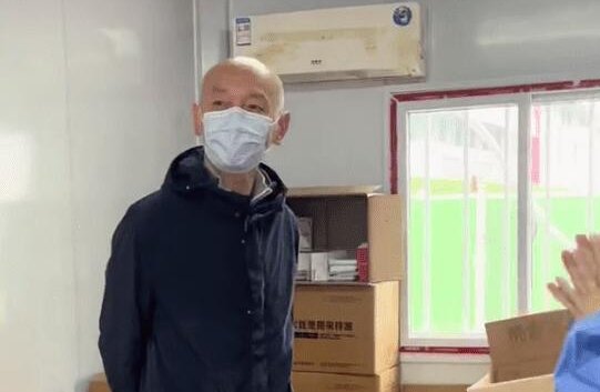 葛优做核酸被偶遇，身形消瘦显老态，与医护人员合影没架子，你咋看？