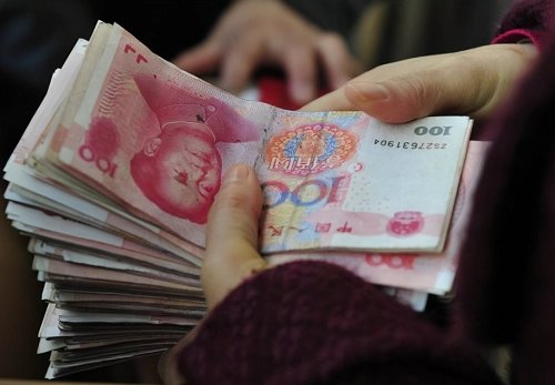 柳州一女子借手机给熟人,不料背上5.6万元网贷,这笔网贷需要谁来偿还?