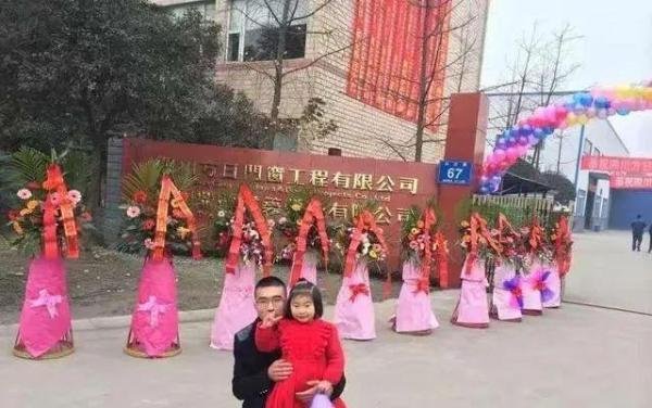 千万富翁破产卖冰粉,9岁女儿让人心酸