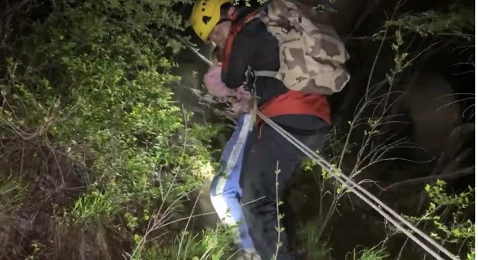 一家四口爬野长城父亲跌落15米断崖,哪个细节救了他一命?