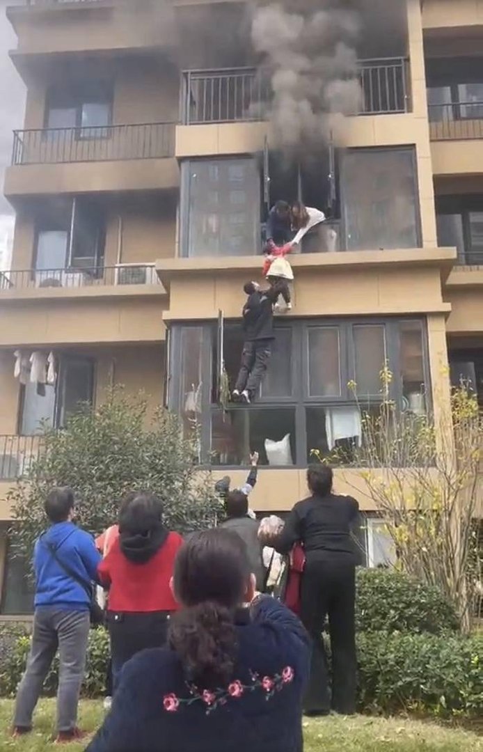 武汉快递小哥救人后被大妈强行摘口罩,你觉得做好事该不该留名?