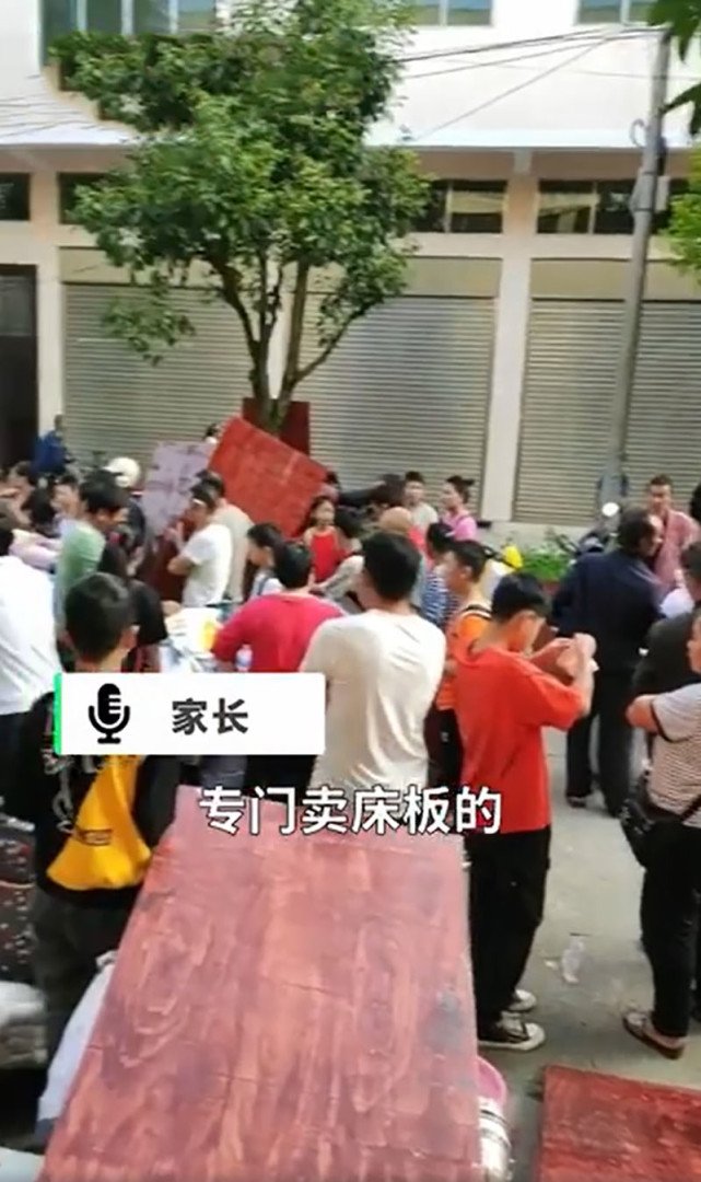 安顺一学校让学生自带床板入学,如何看待该校的做法?