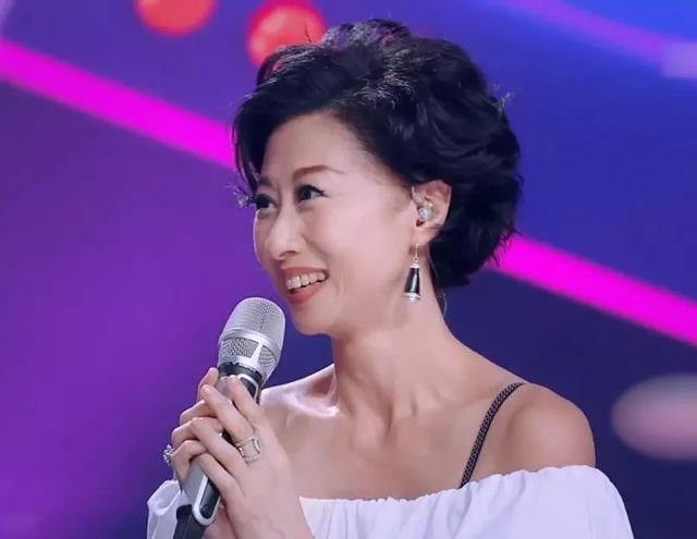叶倩文迎60岁生日，首晒满头白发照优雅大方，她的状态如何？