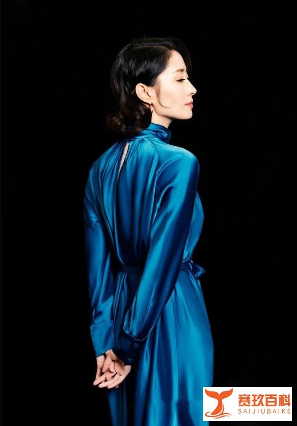 44刘敏涛身材曲线真美,穿紧身红裙没一点赘肉,奔五了还如此优雅
