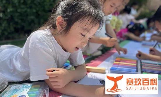 幼师恐吓排队小朋友，还让假笑摆拍，教育局回应：涉事老师被辞退