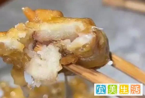 拔丝冻梨上桌，东北人也懵了。揭秘东北新宠：餐桌上冰与火之谜！