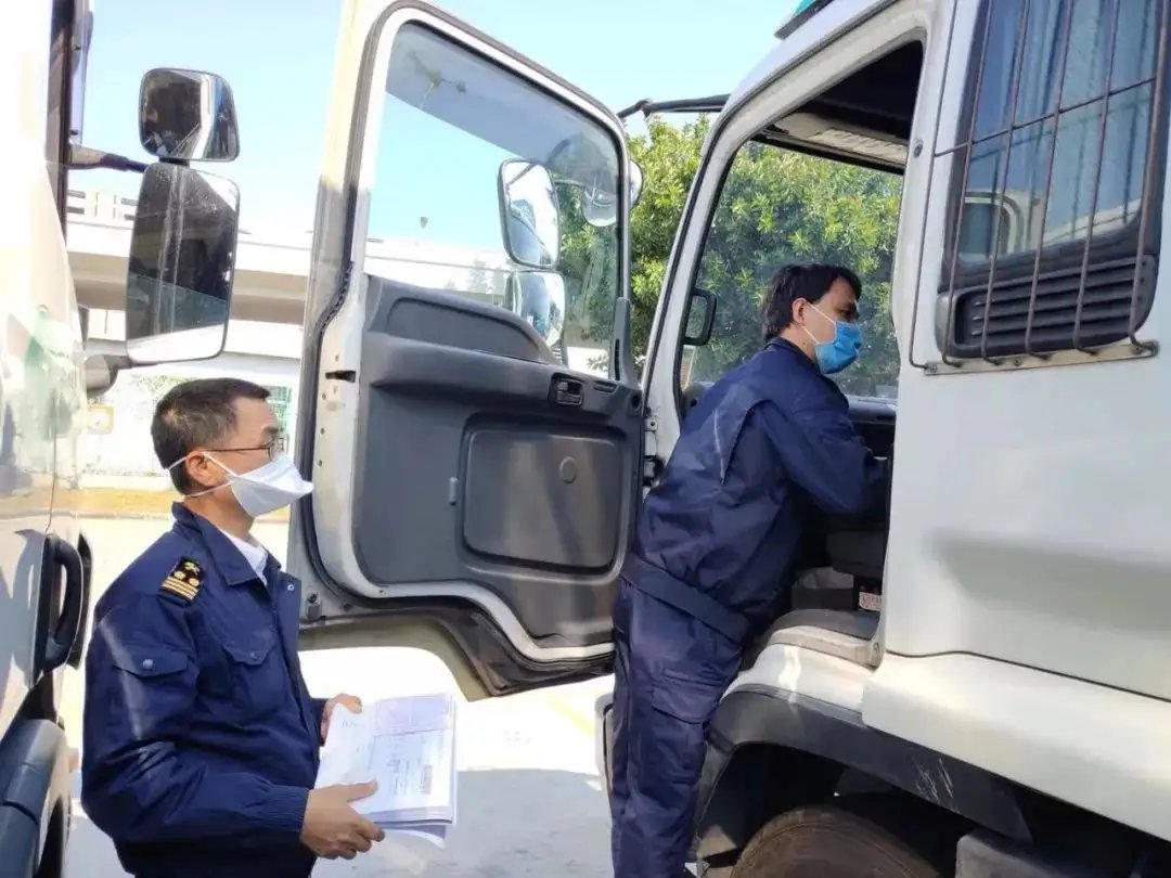 司机未戴口罩被罚2千大哭?多方是如何回应这件事的?