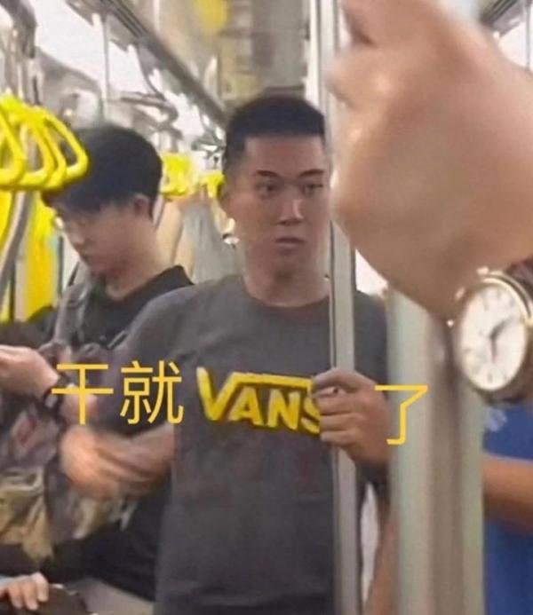大爷地铁与人争吵，遭“地铁判官”扇耳光
