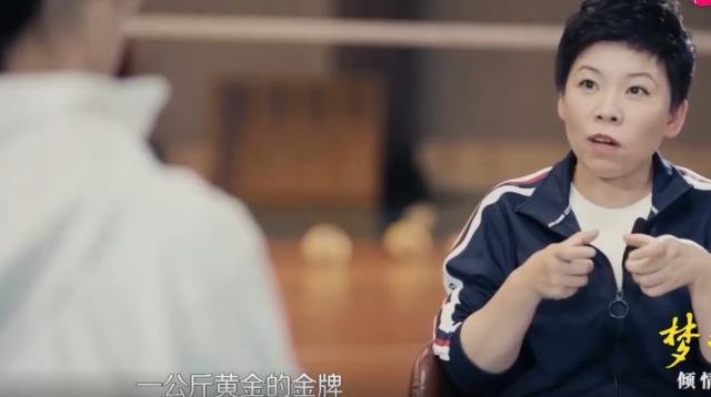 邓亚萍被赠予2斤黄金,退役后败光20亿,如今一家五口现况如何?
