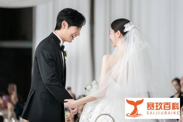 李相烨与圈外女友举行婚礼,笑得嘴都要裂了,晒婚纱照分享感言