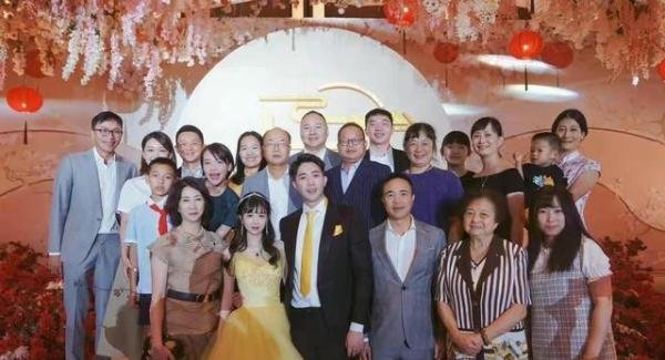 七匹狼公子与特步公主联姻