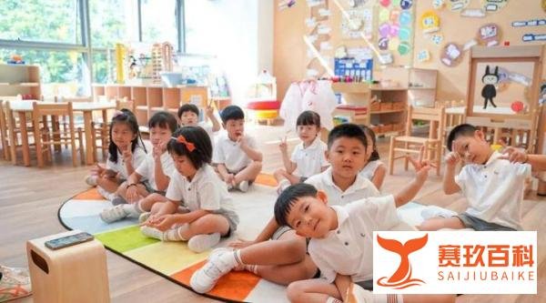 幼师恐吓排队小朋友，还让假笑摆拍，教育局回应：涉事老师被辞退
