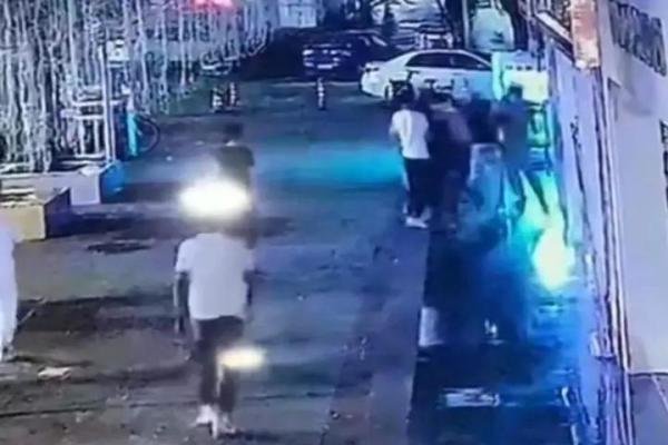 凌晨下班回家路上，两名女子莫名被多名男子殴打
