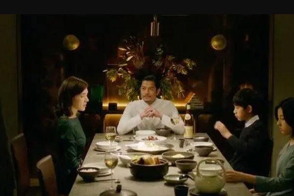 电影《秘密访客》讲了个什么故事?