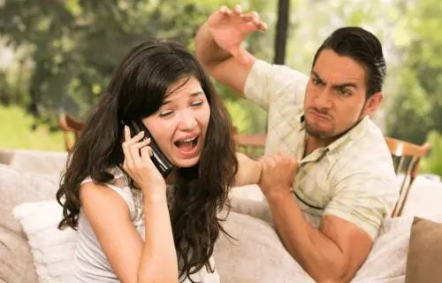 妻子遭家暴欲离婚,丈夫反而索要20万,是否合理合法?
