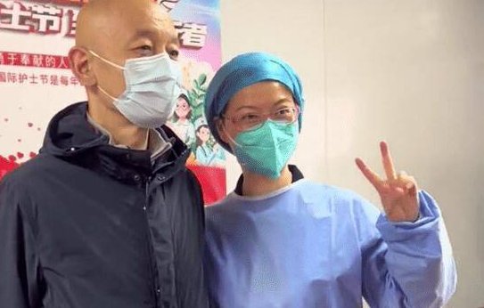葛优做核酸被偶遇，身形消瘦显老态，与医护人员合影没架子，你咋看？