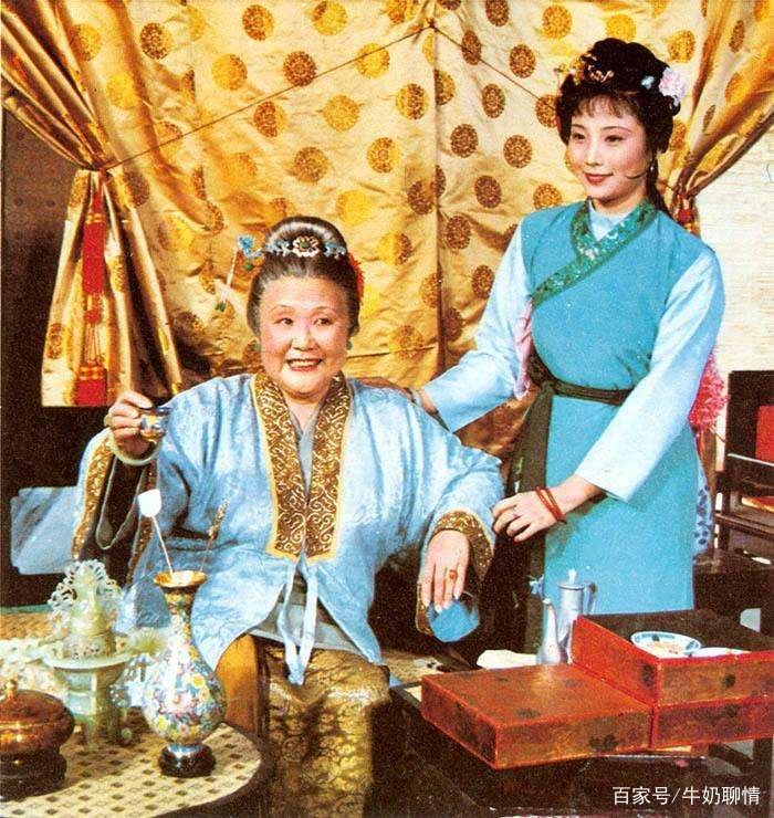 在红楼梦中靠自己从卑微走到高贵,被称为第一丫鬟的是谁?