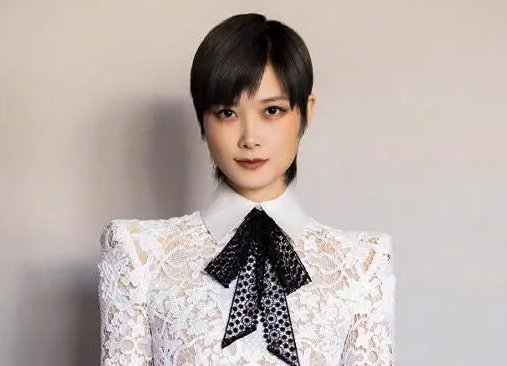 李宇春父亲回应女儿的健康问题，曾被造谣出行全靠轮椅，真实情况是怎样的？