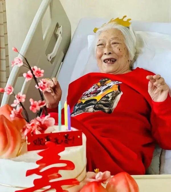 突发!冯唐87岁母亲去世,生前穿红衣喝烈酒:我因好色才嫁给你爹