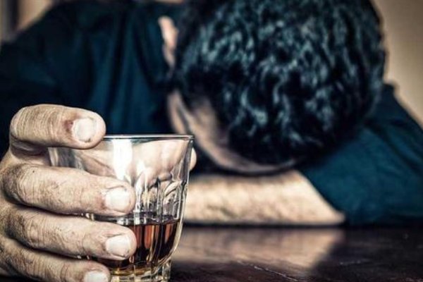 花4万租别墅却偷邻居40瓶茅台,该男子为何这样做?