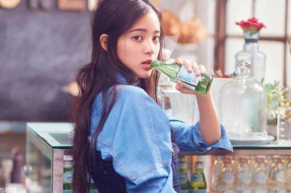 欧阳娜娜送定制吉他，张子枫放两人合照，两人的姐妹情是真的吗？