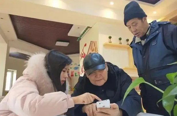 上海求助电话刷屏老人已转运治疗,此事为何会引发网友关注?