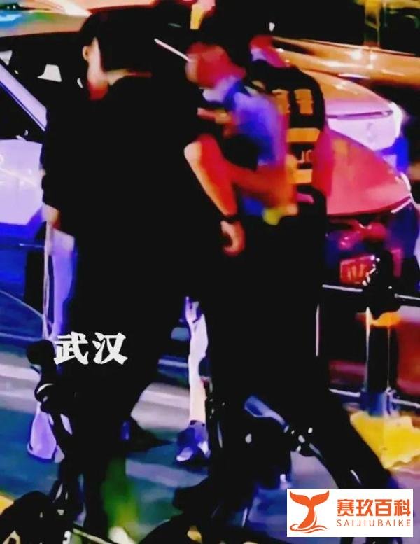武汉小伙勇斗外籍男子,老外鼻血被打出来,正义之举赢得网友盛赞