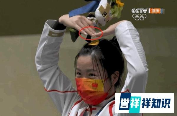 孙一文夺第三金，摘下口罩瞬间美翻众人，不少人怒赞比李小冉还美