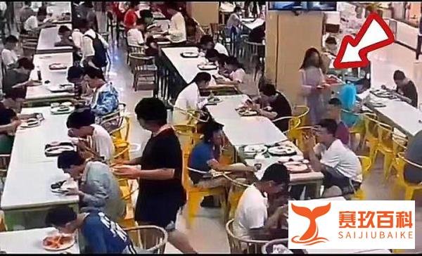 男生说“猫屎臭”,竟被一女生当头扣饭,该女生态度强硬还打人