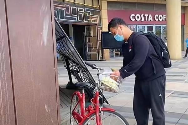 “有人等着看笑话”，浙大送外卖博士再发声，背后折射出了哪些社会问题？