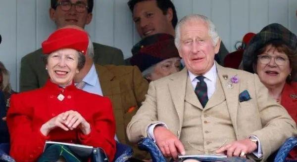 英王室又出事!凯特刚带三娃露面,安妮公主坠马导致脑震荡失忆