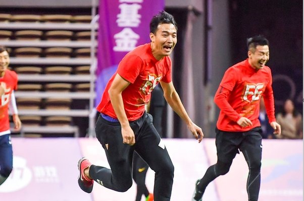 守门员被红牌罚下场，场上队员如何安排？