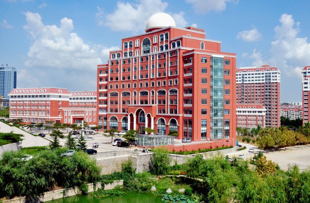 青岛一学生坠亡校方改校规,此前的校规是否过于严苛吗?