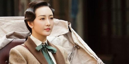 王鸥带何九华出席妹妹婚礼,她给妹妹送上了怎样的礼物与祝福?