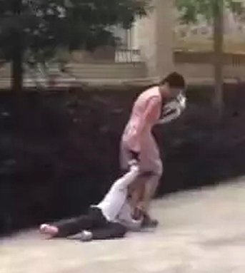 拽女学生头发拖行是怎么回事？